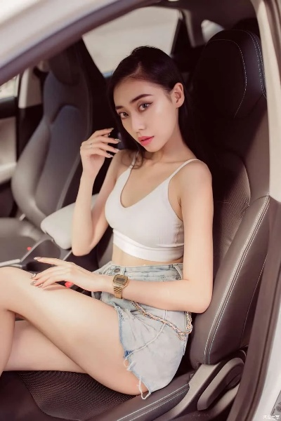 美艳琳奈狂热飙车，飒爽风采独领风骚