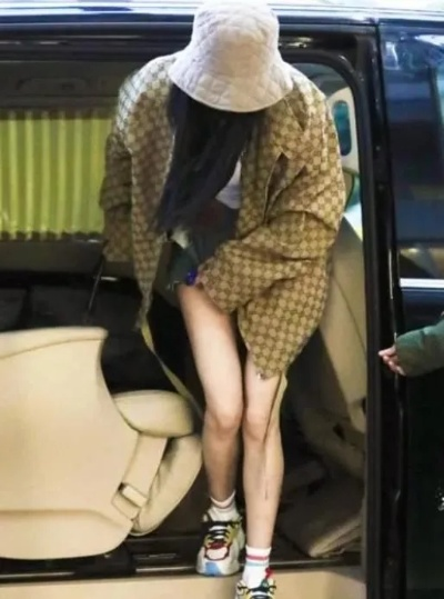 女生隐私揭秘：无肉腿囧图曝光，家人视角下的真实态度