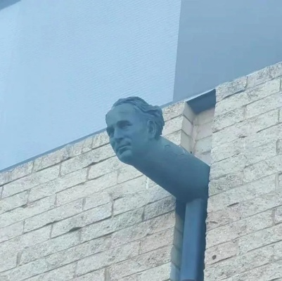 楼顶人头雕像惊悚盯视，网友噩梦连连，商场回应揭秘新视角