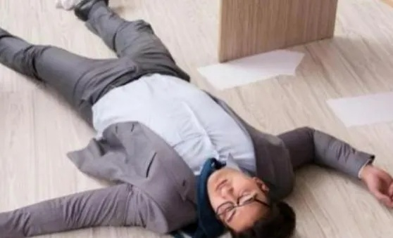 网红教练暴饮暴食增重计划悲剧，揭秘猝死真相！