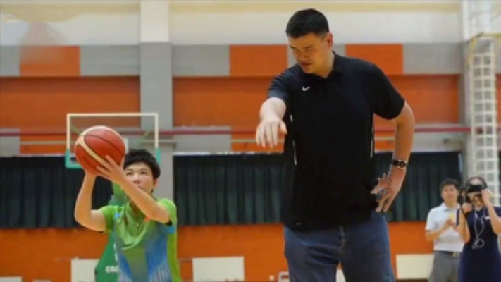 萌身高差巅峰对决：邓亚萍1米55与姚明2米26同框震撼