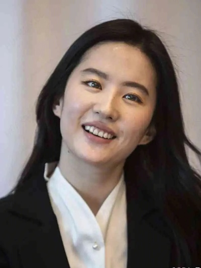 刘亦菲素颜美容风，老钱穿搭尽显优雅俏皮魅力