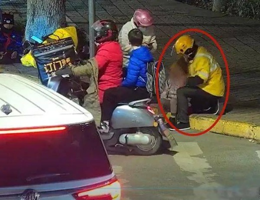 外卖小哥报警反被扣车：大灯晃眼追尾真相曝光！