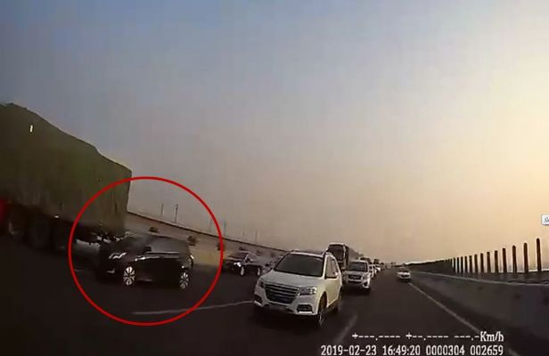 女子高速连撞四车：定速巡航失控，惊险瞬间！