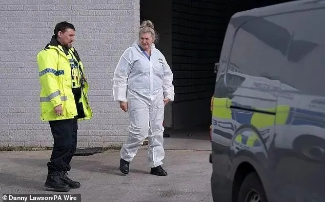 卧底五年情陷目标，英国女警闪婚隐居，伦敦警方道歉新篇章