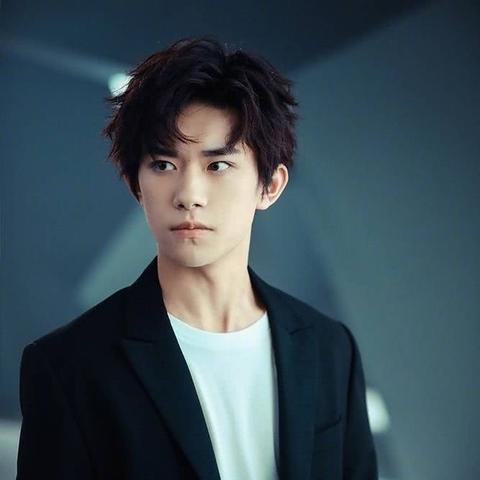 中戏梦校启航，酷似易烊千玺的高中生，颜值与才华并重