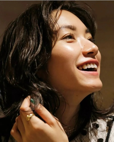 48岁日本模特写真爆红：性别之谜引热议，颜值成焦点