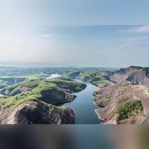 探索《最远的边陲》小镇布局，揭秘多元地形新奥秘