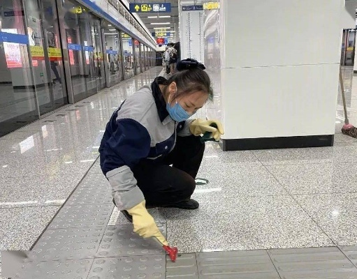 地铁女孩围巾擦地：温暖行动感动全网，传递爱心力量