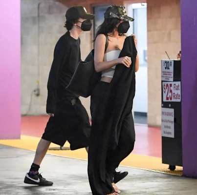 甜茶金小妹惊艳亮相，身材曲线尽显情侣装魅力