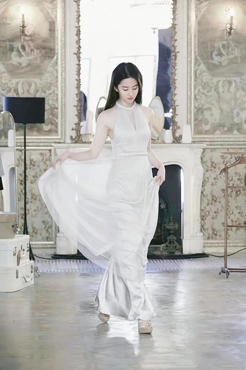 刘亦菲素颜亮相阿联酋，束身T恤短裙秀好状态美艳动人