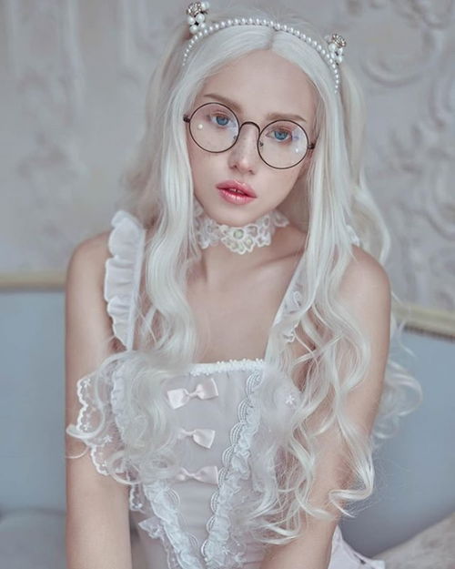 俄罗斯Coser金耀光惊艳演绎，抹胸长裙眼神魅惑，揭秘超英派遣中心新风采