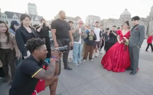 网红中山装走红毯，甲亢哥畅谈中国行新体验