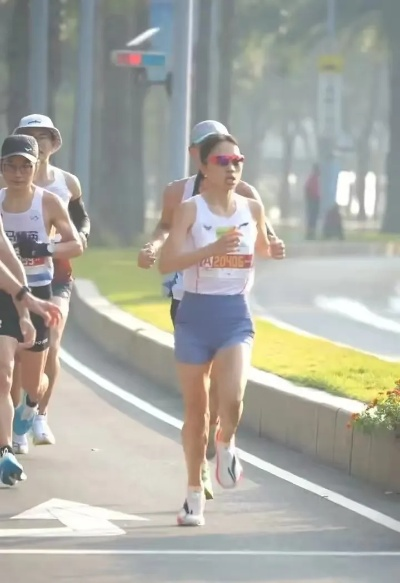 22万奖金激励下，50天马拉松“最快女护士”处分事件引关注