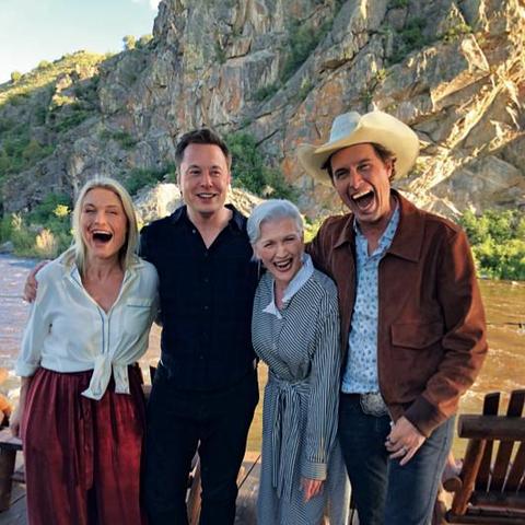 特斯拉机器人遥控失控惊现摘显摔跤新奇一幕