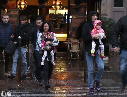纽约街头温馨一家：小11携女儿与丈夫甜蜜漫步