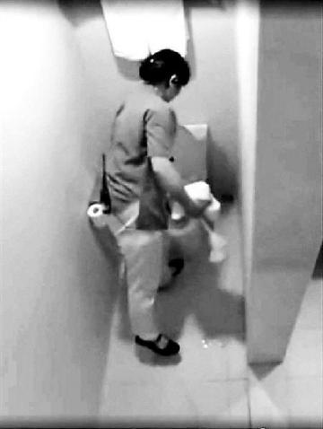 酒店保洁毛巾擦马桶事件：涉事员工已遭开除，卫生安全引关注