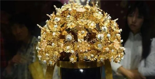 免费展惊现黄金凤冠毁损奇观，男童意外触碰引发珍贵瞬间