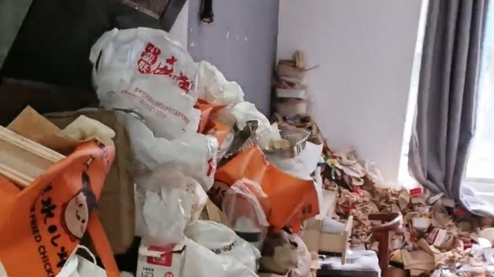 电竞酒店退房惊现垃圾山，超1米堆积揭示环保新挑战