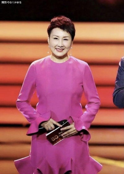 63岁张凯丽惊艳短裙秀，网友直呼“不敢认”黑丝美艳再现