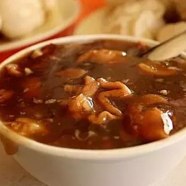 男子点炒饼索要蒜被劝离，老板直言：不卖你了！蒜香炒饼背后的惊人真相