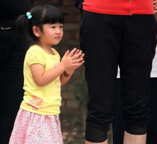 身高2米姚明父女亮相，15岁姚沁蕾沉稳大方引关注