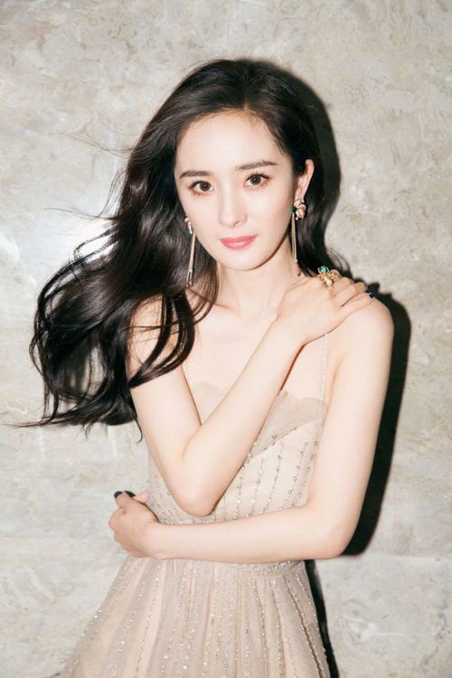 杨幂大学旧照引热议 形体课刘海复古风潮来袭