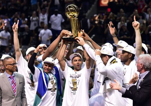 尼克斯荣耀时刻：首夺NBA总冠军荣耀绽放