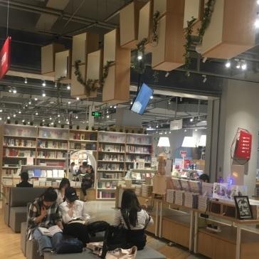 《人性回归之旅：小小书店重焕生机》