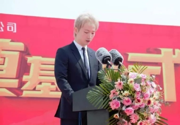 好利来公子长发照走红，网友热议：长发飘飘似女神！