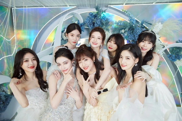 丝芭上市风云：成员被迫陪酒内幕曝光，揭开娱乐产业黑暗面