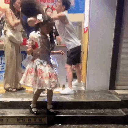 好莱坞首秀！蜜雪冰城饮品2-5美元，热销800杯抢眼登场