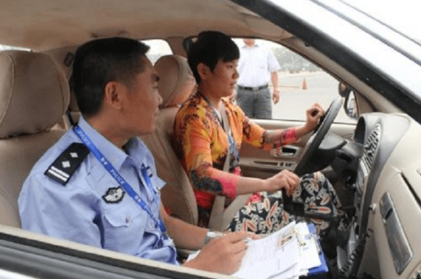 五菱宏光载11人考驾照，驾照被查当场吊销，揭秘背后惊人真相