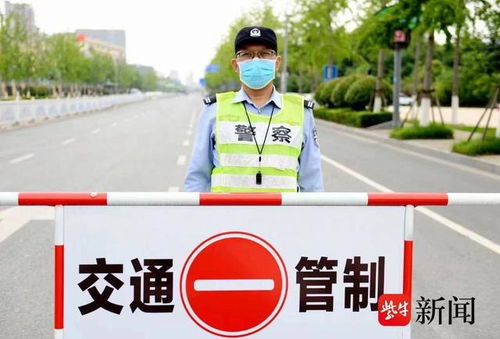 小考拉公交车上求援：城市迷途的温暖救助瞬间