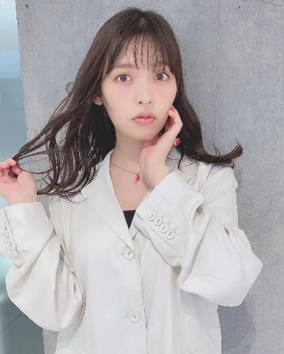 粉嫩肌肤诱人秀，上坂堇生日照新潮来袭