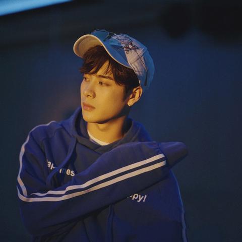 何炅闪光灯拍私生引热议，网友：五旬老人成“隐秘守护者”