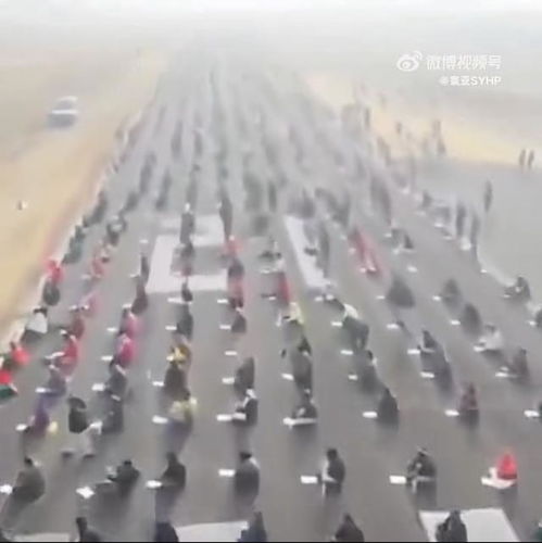 露天考场奇观：印度考生机场跑道作答现场曝光
