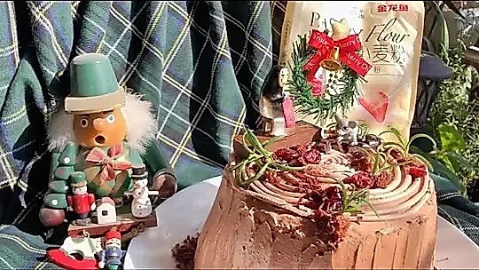 1288元圣诞树桩蛋糕引密恐热议，网友：价格昂贵却让人不敢下单！