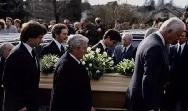 1美分硬币葬礼：黑衣送行泪洒现场，珍贵回忆成永恒