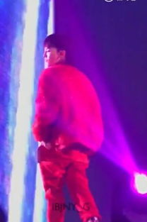 阿信演唱会惊险瞬间，舞台掉落揭秘震撼现场