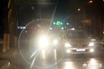 男子路怒失控，弹弓毁五车玻璃，远光灯成导火索