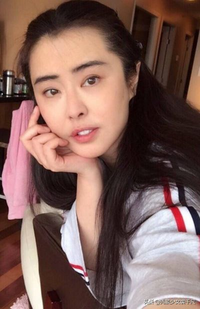 素颜风采依旧，王祖贤圣诞祝福闪耀魅力新篇章