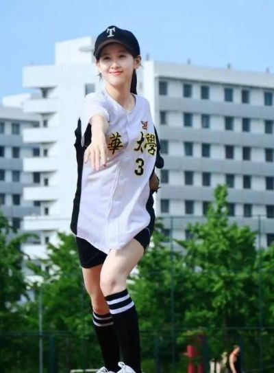 活力四溢！章泽天第40天网球照展现运动魅力