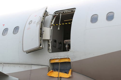 高空挑战！乘客体验3米舱门跳机新体验