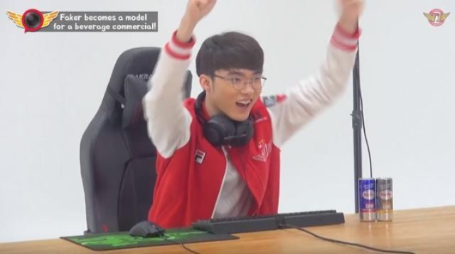 Faker代言麦当劳慈善，狂炫汉堡传递爱心力量