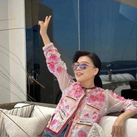 吕良伟70岁逆龄奇迹：浓密黑发紧致肌肤，宛如年轻小伙风采再现