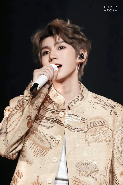 王源演唱会惊爆！女粉月速驾照赢豪车，速度与激情新体验