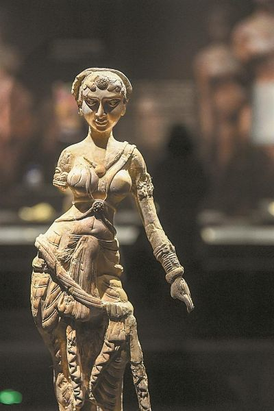 《明末》女主手办涂装引热议：网友惊呼“脸崩”似拉万，手办艺术新高度