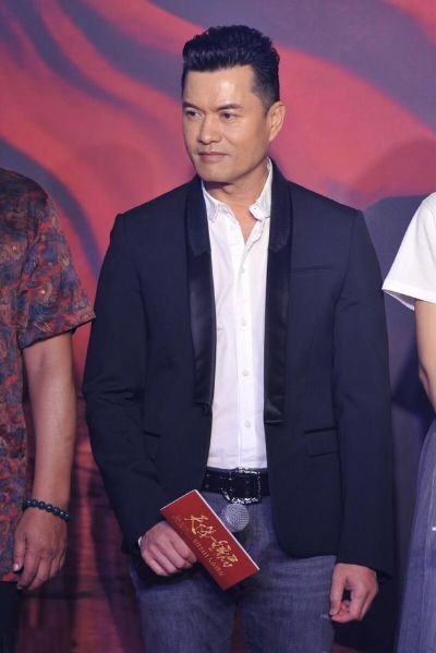 70岁吕良伟惊艳亮相，网友惊叹：老当益壮真小伙！