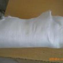 玻璃纤维材质火毯触感惊心：男子双手被刺体验钻心痛